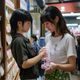 山本直子，岛国精品母婴买手，在东京婴儿用品专卖店内仔细查看花王纸尿裤安全认证标识，认真负责